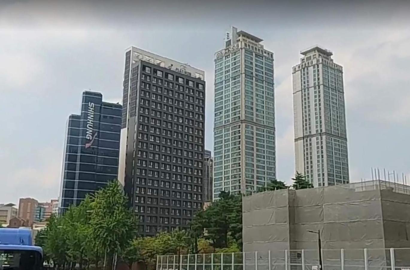 The Platinum Station - Free Parking, Transportation Hub, Station, Chungjeongro Station, Various Hot Places, High-rise View * Seoul