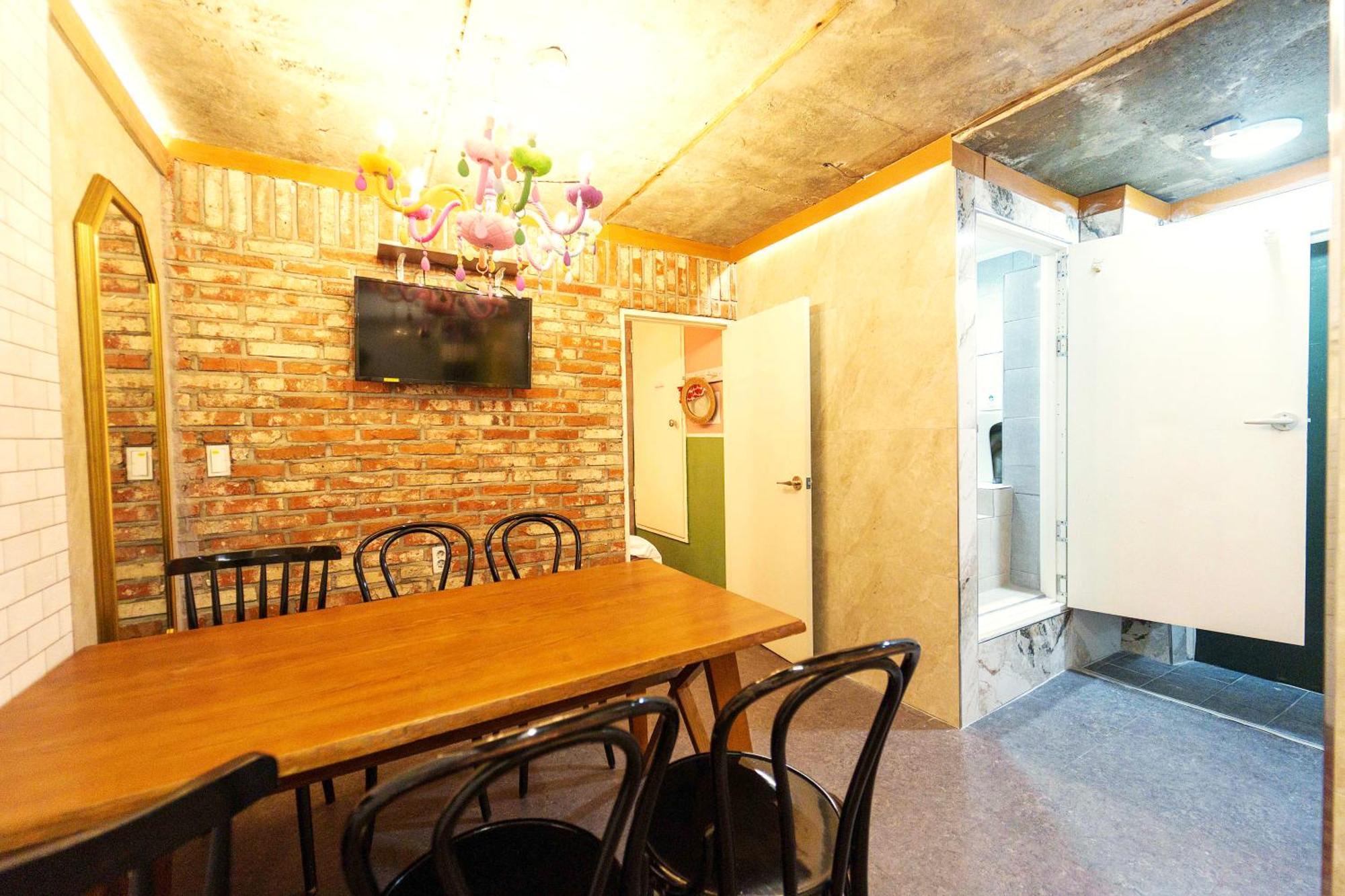 Apartment B-gu & Anne House Hongik Station *