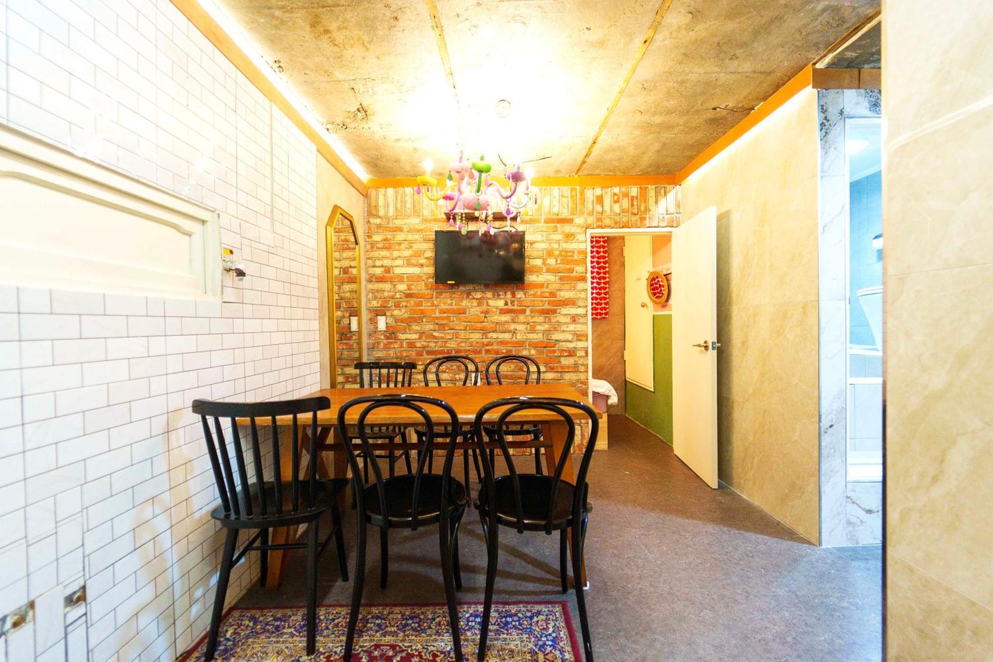 Apartment B-gu & Anne House Hongik Station *