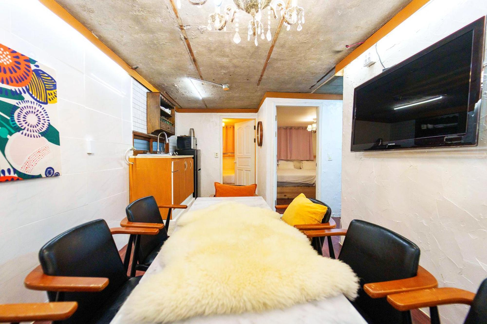 Apartment B-gu & Anne House Hongik Station