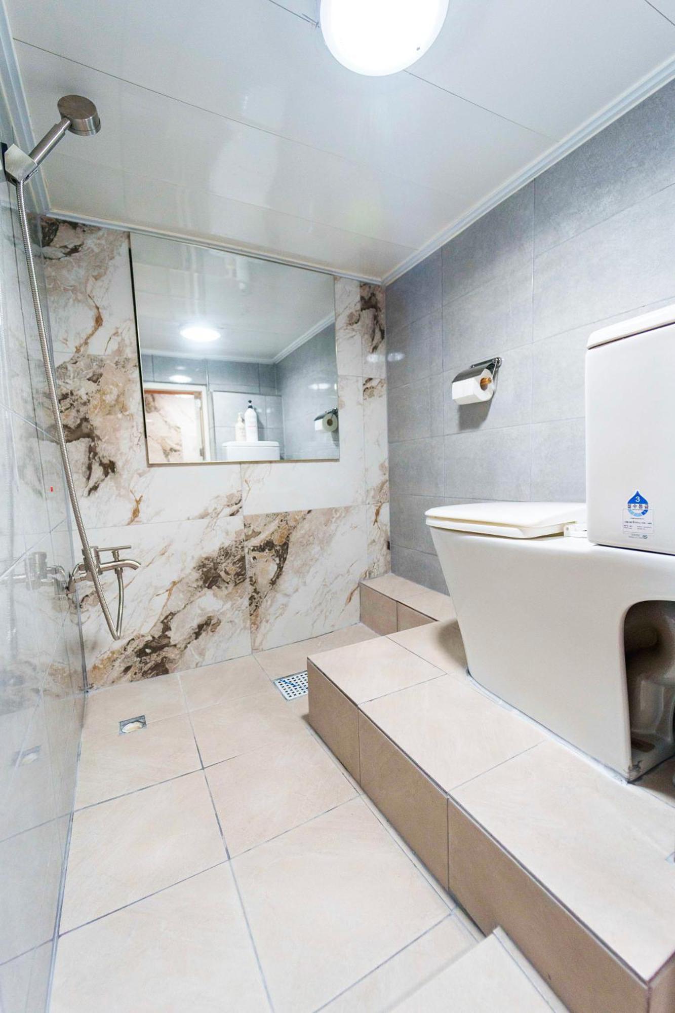 B-gu & Anne House Hongik Station Apartment Seoul