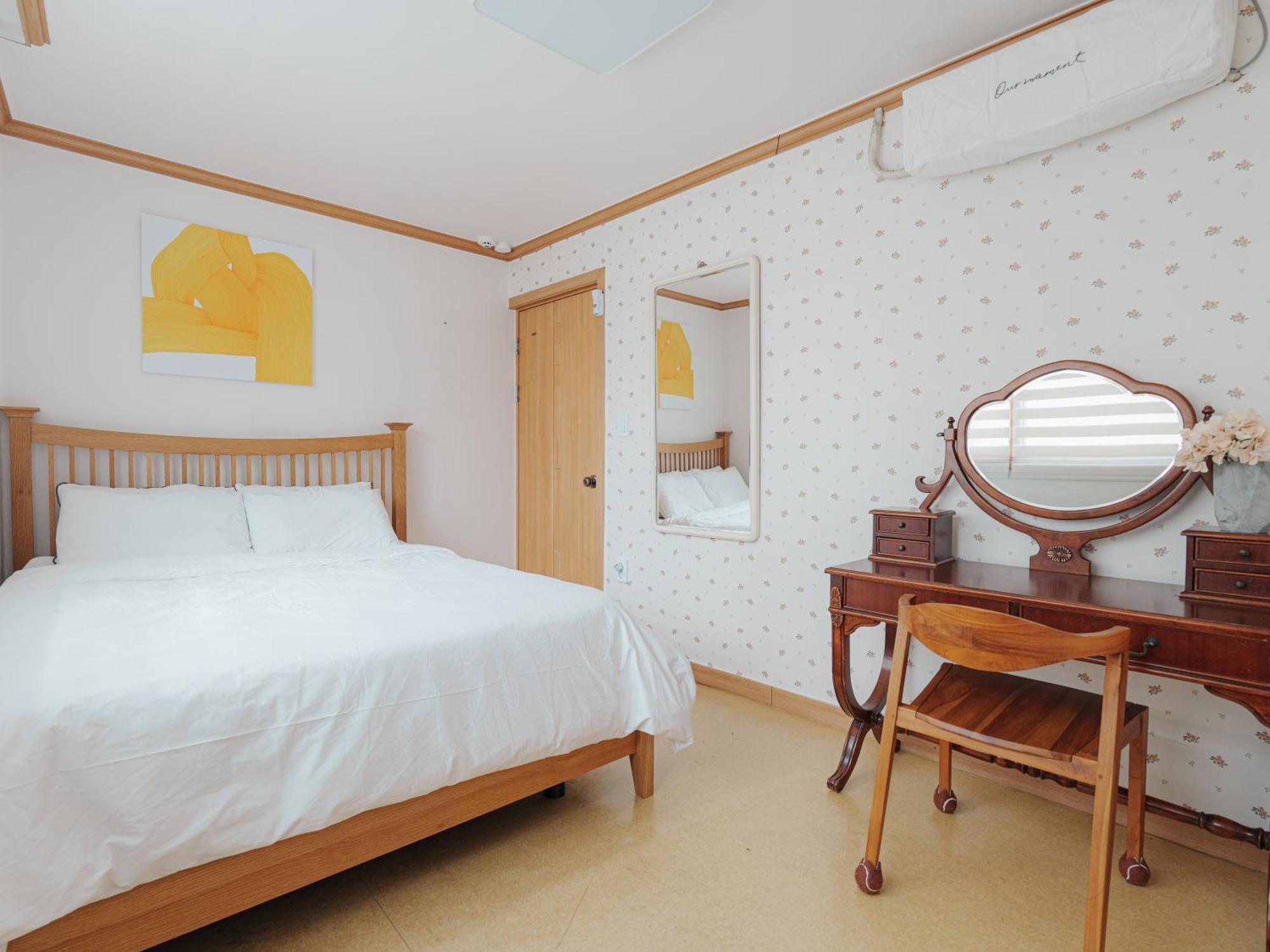 Comfortable Home 10 Min From Hongik University, 5Min From Gajwa Station With Baby Products, 4 Bedrooms 8 People Apartment