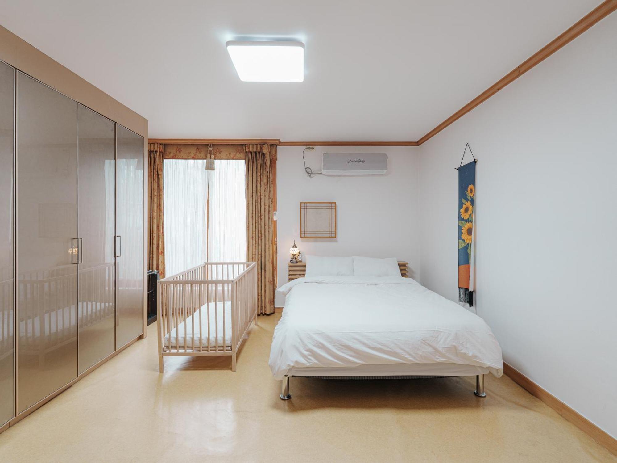 Apartment Comfortable Home 10 Min From Hongik University, 5Min From Gajwa Station With Baby Products, 4 Bedrooms 8 People