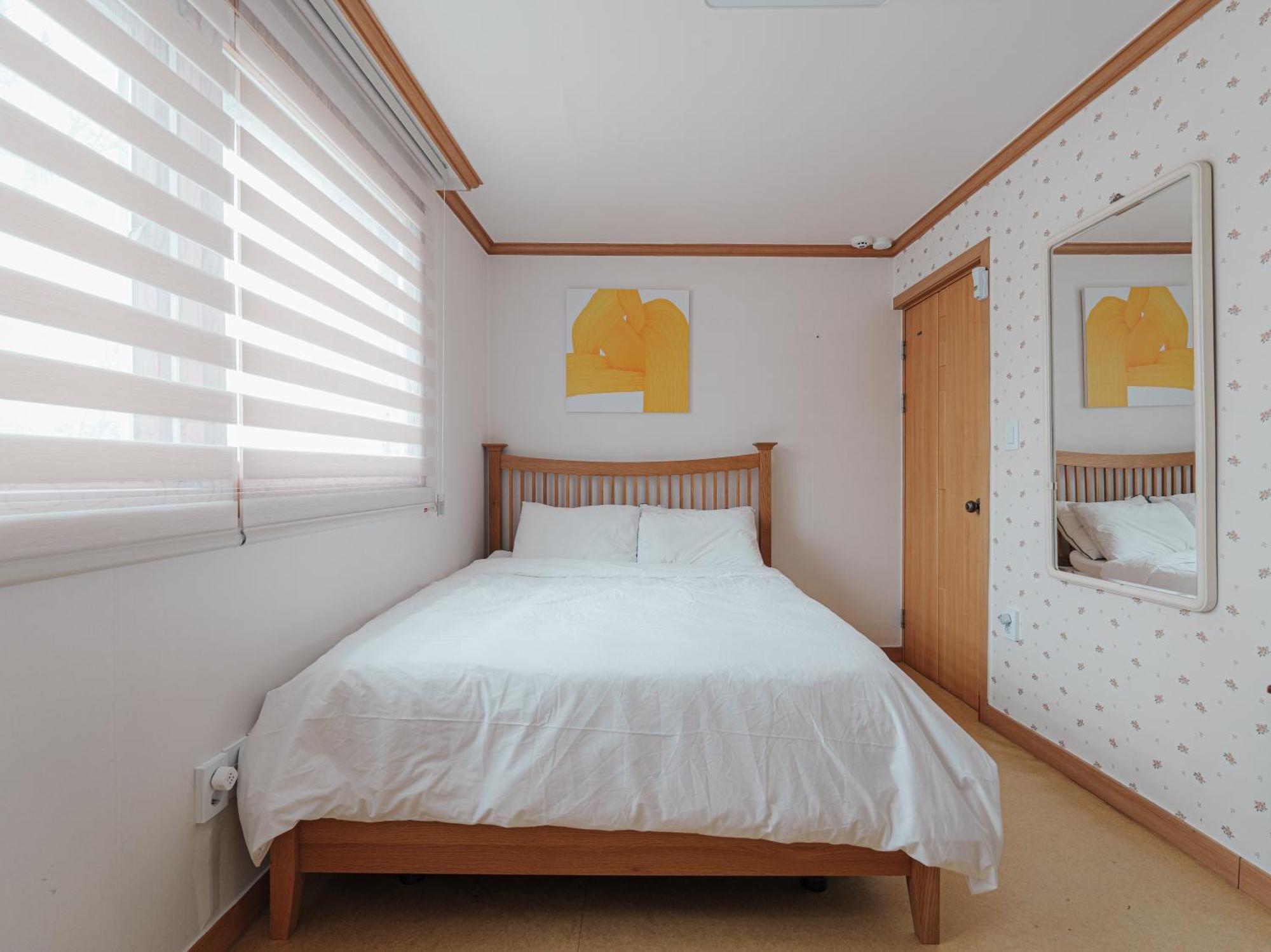 Comfortable Home 10 Min From Hongik University, 5Min From Gajwa Station With Baby Products, 4 Bedrooms 8 People * Seoul