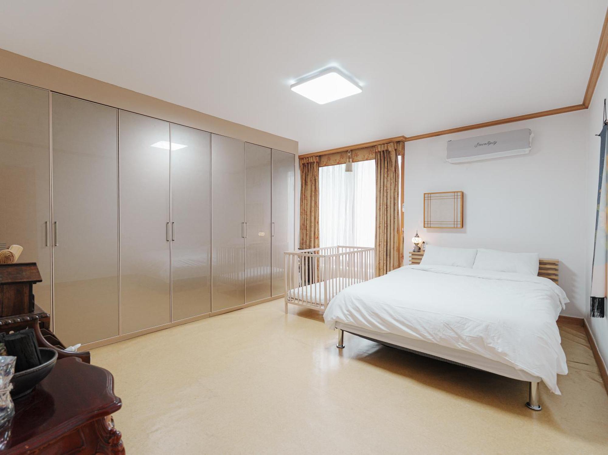 Comfortable Home 10 Min From Hongik University, 5Min From Gajwa Station With Baby Products, 4 Bedrooms 8 People