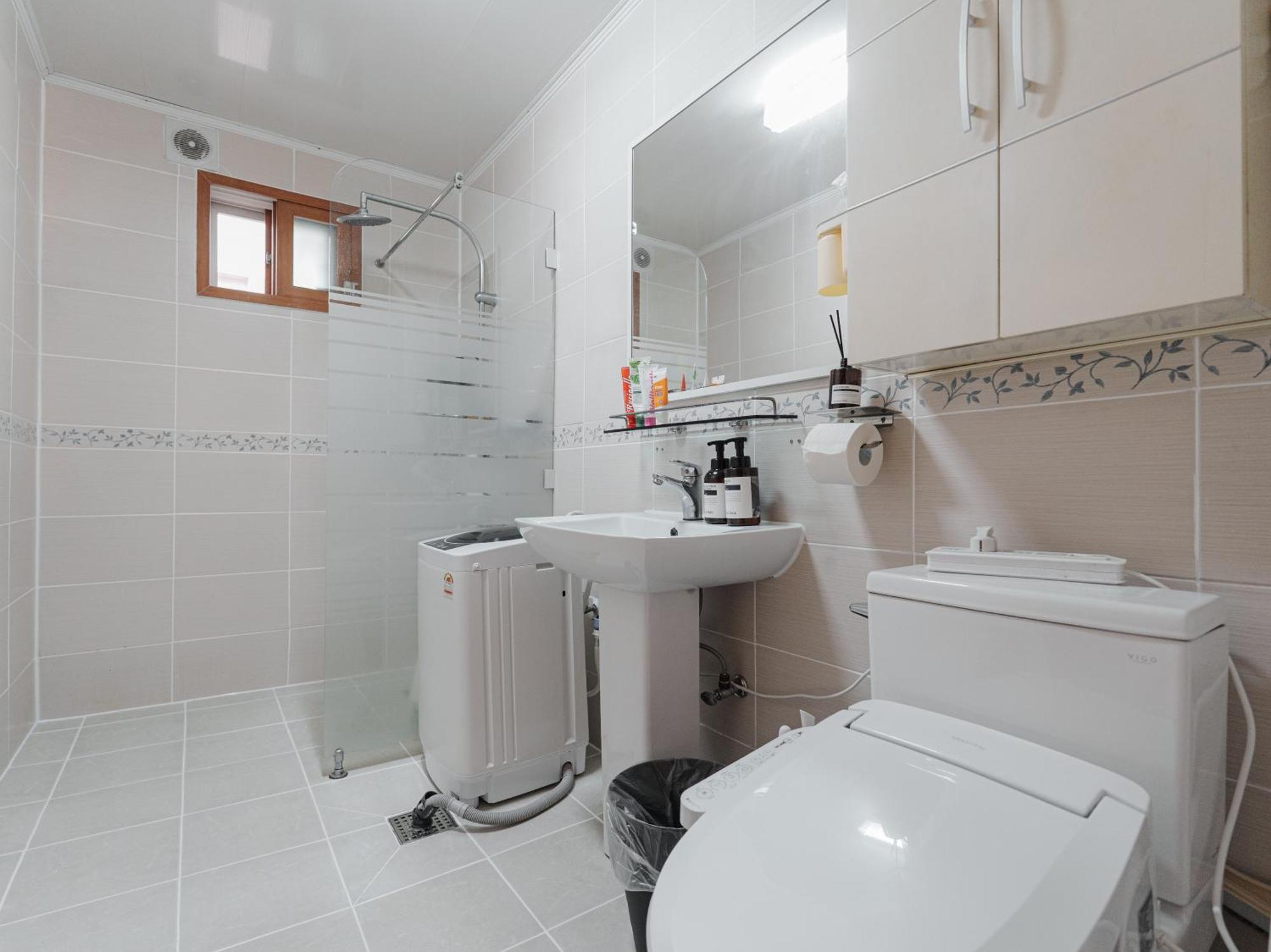 Apartment Comfortable Home 10 Min From Hongik University, 5Min From Gajwa Station With Baby Products, 4 Bedrooms 8 People Seoul