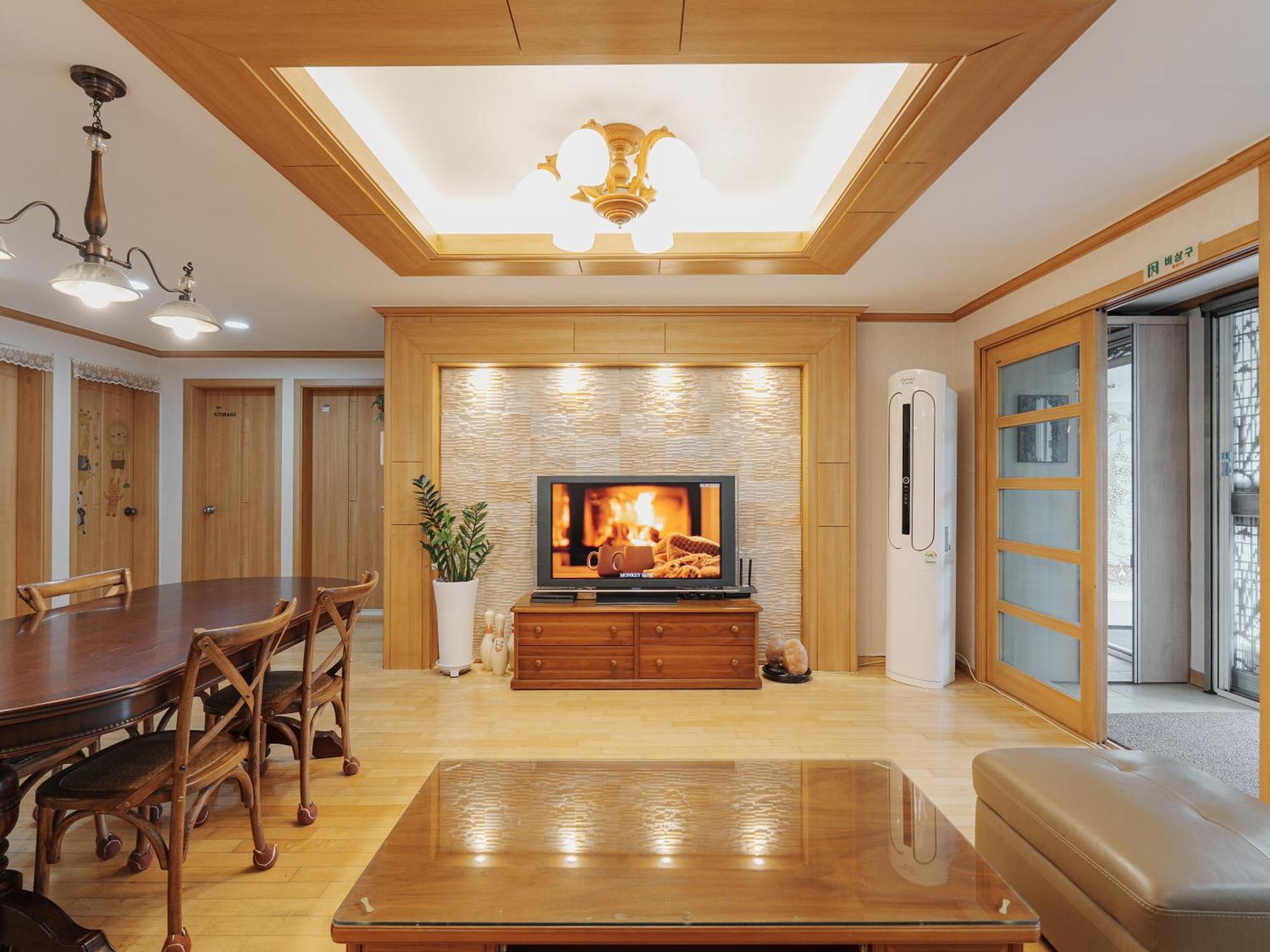 Comfortable Home 10 Min From Hongik University, 5Min From Gajwa Station With Baby Products, 4 Bedrooms 8 People Apartment *