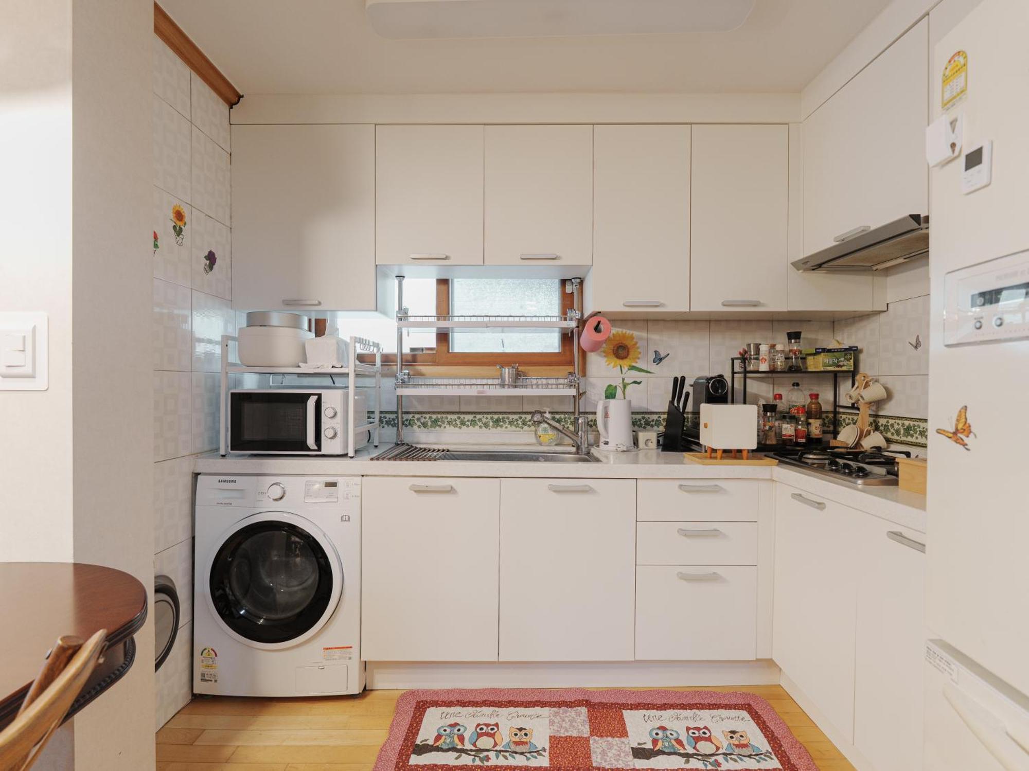 Apartment Comfortable Home 10 Min From Hongik University, 5Min From Gajwa Station With Baby Products, 4 Bedrooms 8 People