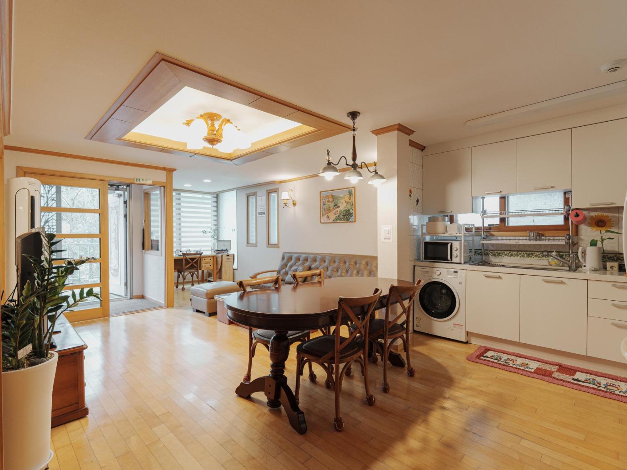 Comfortable Home 10 Min From Hongik University, 5Min From Gajwa Station With Baby Products, 4 Bedrooms 8 People *