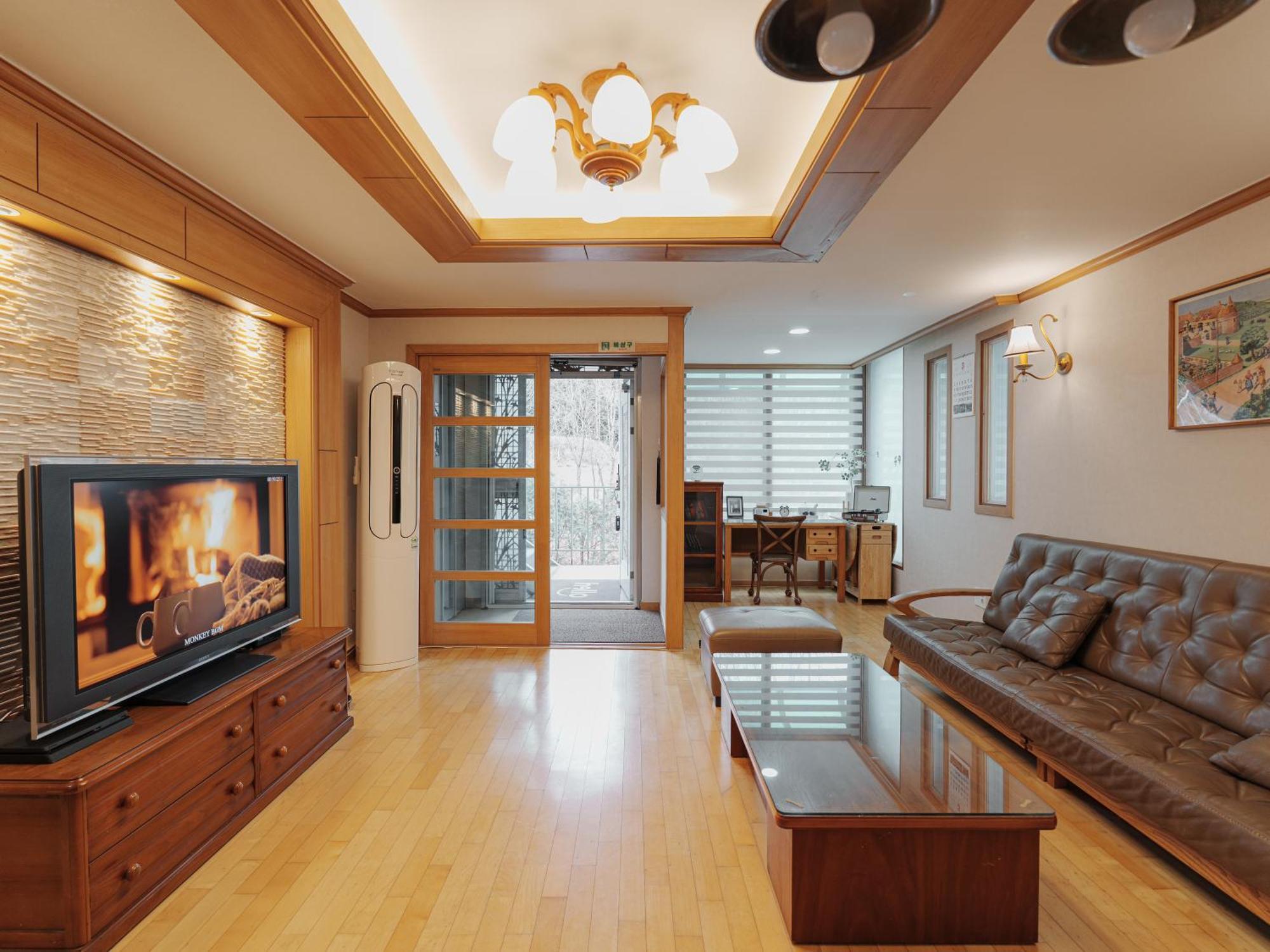 Comfortable Home 10 Min From Hongik University, 5Min From Gajwa Station With Baby Products, 4 Bedrooms 8 People