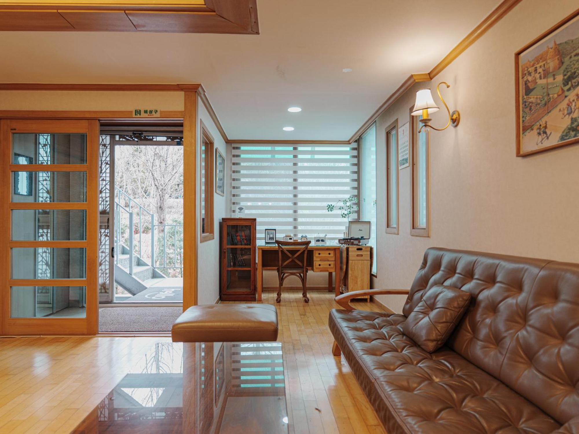 Comfortable Home 10 Min From Hongik University, 5Min From Gajwa Station With Baby Products, 4 Bedrooms 8 People Apartment