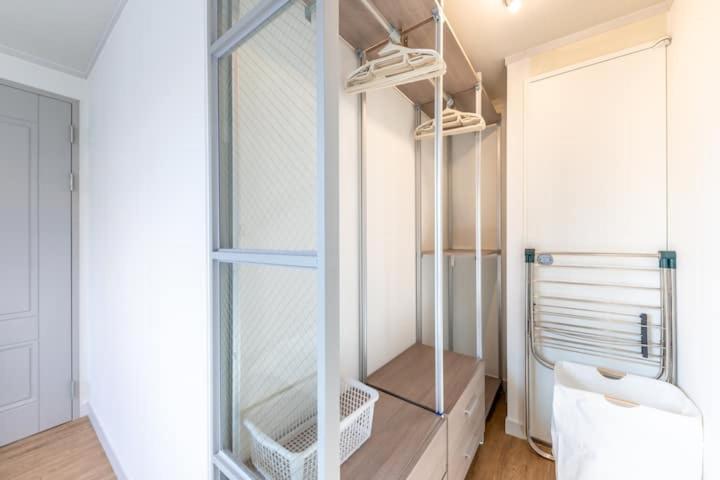 Apartment Modern House Across From Sinsa Garosu-gil, Internet Tv, Parking Available