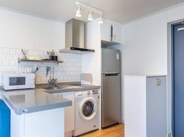 Modern House Across From Sinsa Garosu-gil, Internet Tv, Parking Available *
