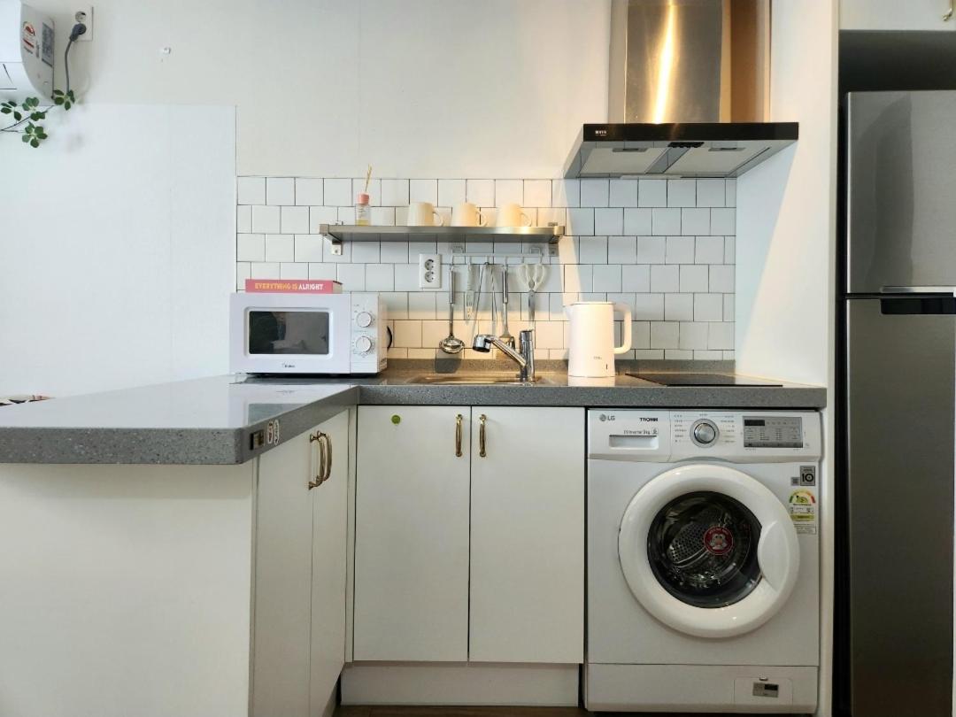 Modern House Across From Sinsa Garosu-gil, Internet Tv, Parking Available Apartment