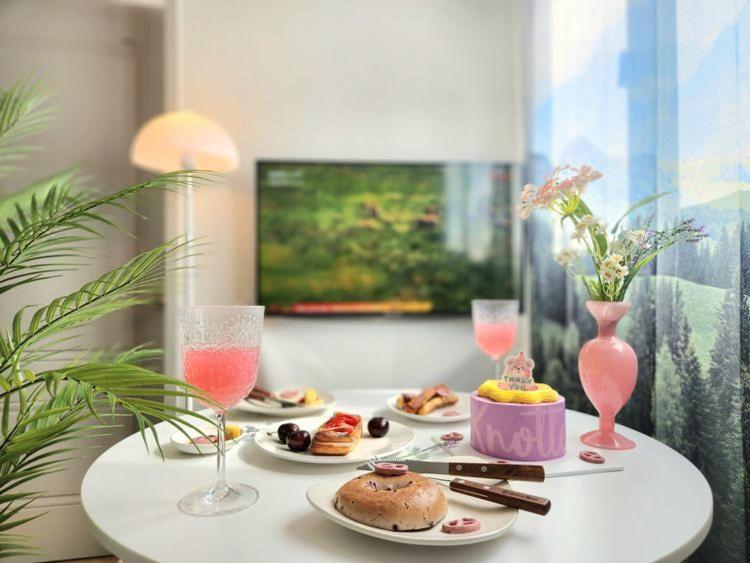 Modern House Across From Sinsa Garosu-gil, Internet Tv, Parking Available Apartment *
