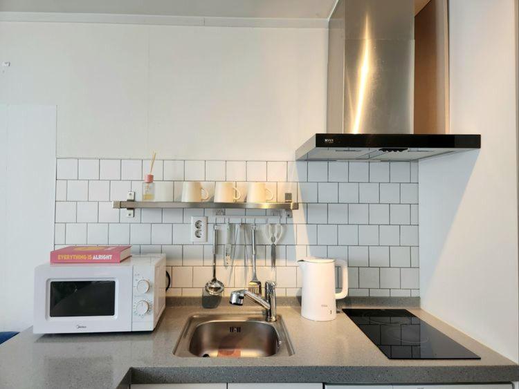 Modern House Across From Sinsa Garosu-gil, Internet Tv, Parking Available *