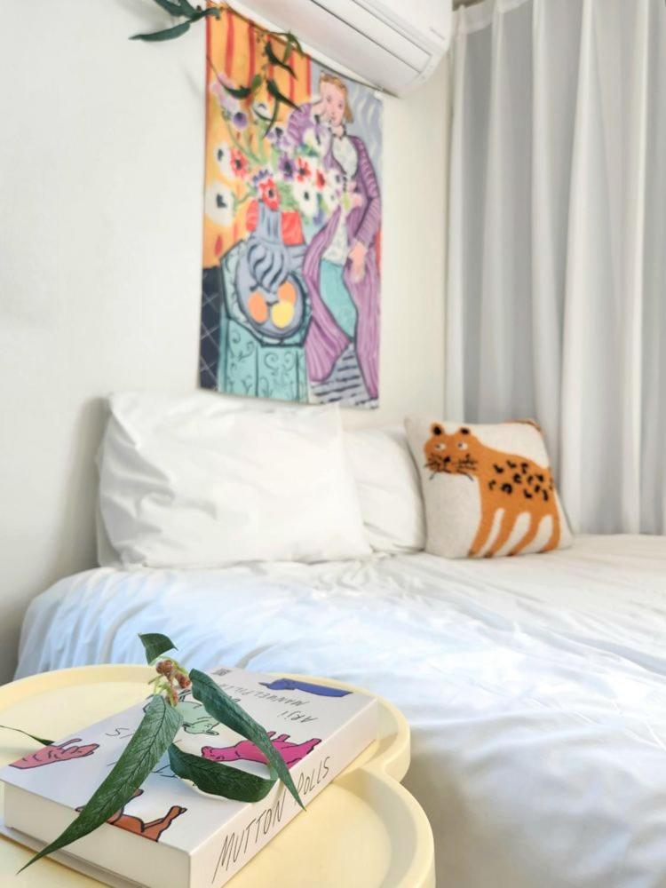 Modern House Across From Sinsa Garosu-gil, Internet Tv, Parking Available Apartment *