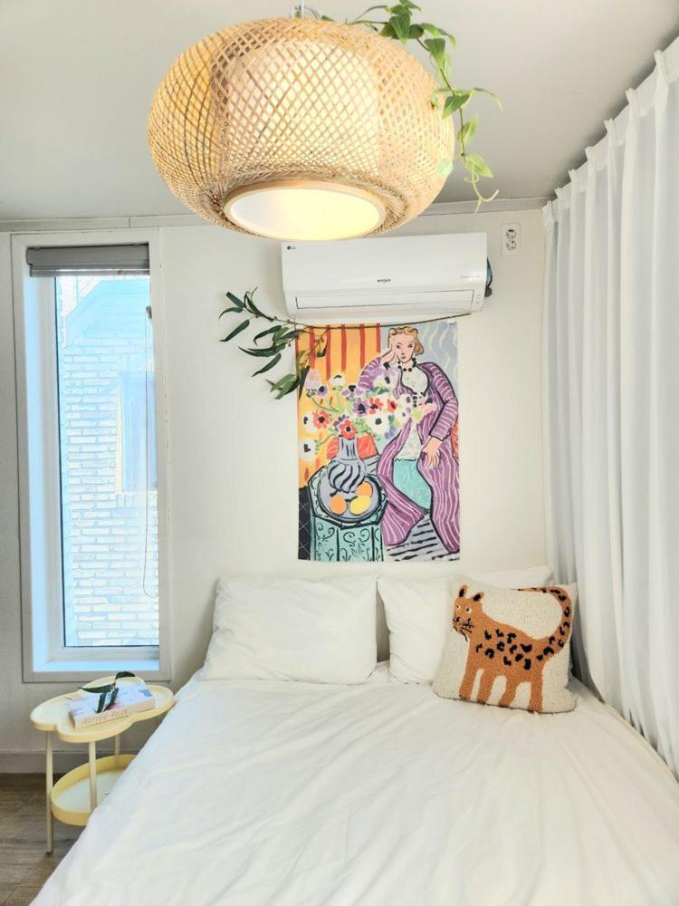 Modern House Across From Sinsa Garosu-gil, Internet Tv, Parking Available *