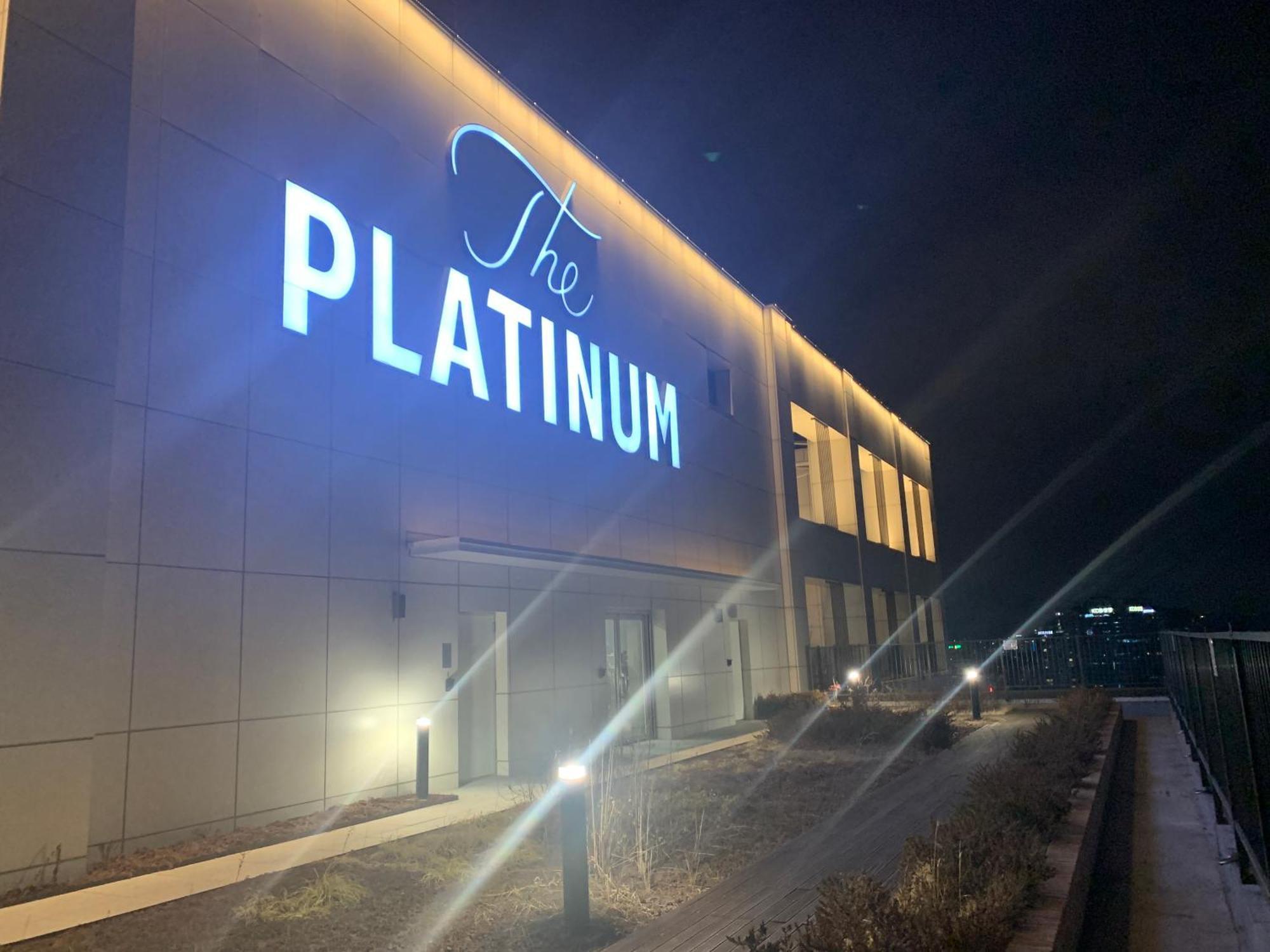 The Platinum Station - Free Parking, Transportation Hub, Station, Chungjeongro Station, Various Hot Places, High-rise View Apartment