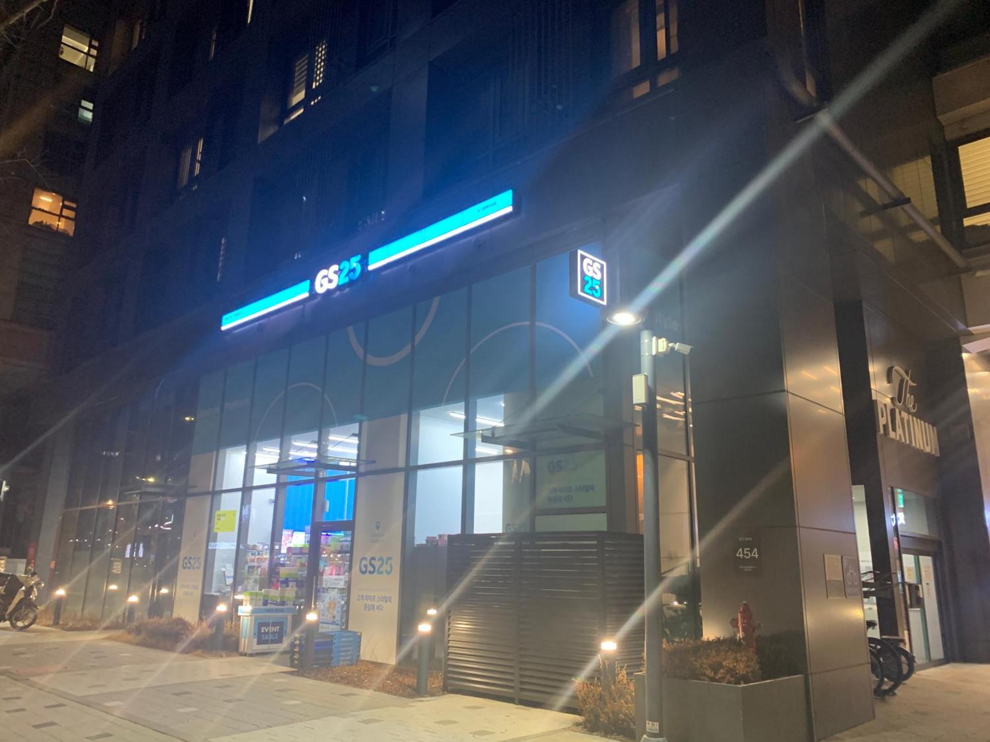 The Platinum Station - Free Parking, Transportation Hub, Station, Chungjeongro Station, Various Hot Places, High-rise View Apartment *