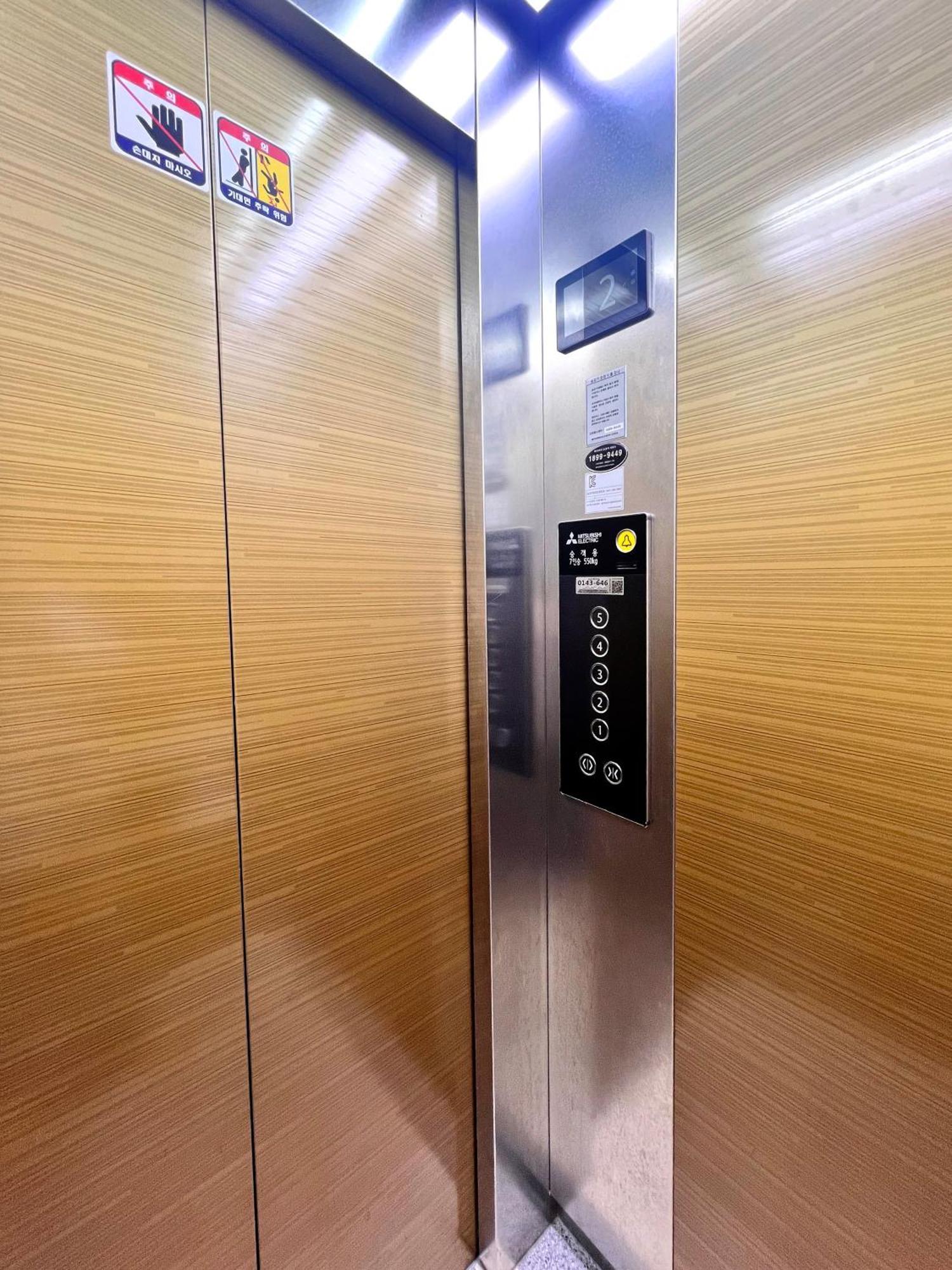 Joy-30sec From Hongdae Subwaystop-elevator