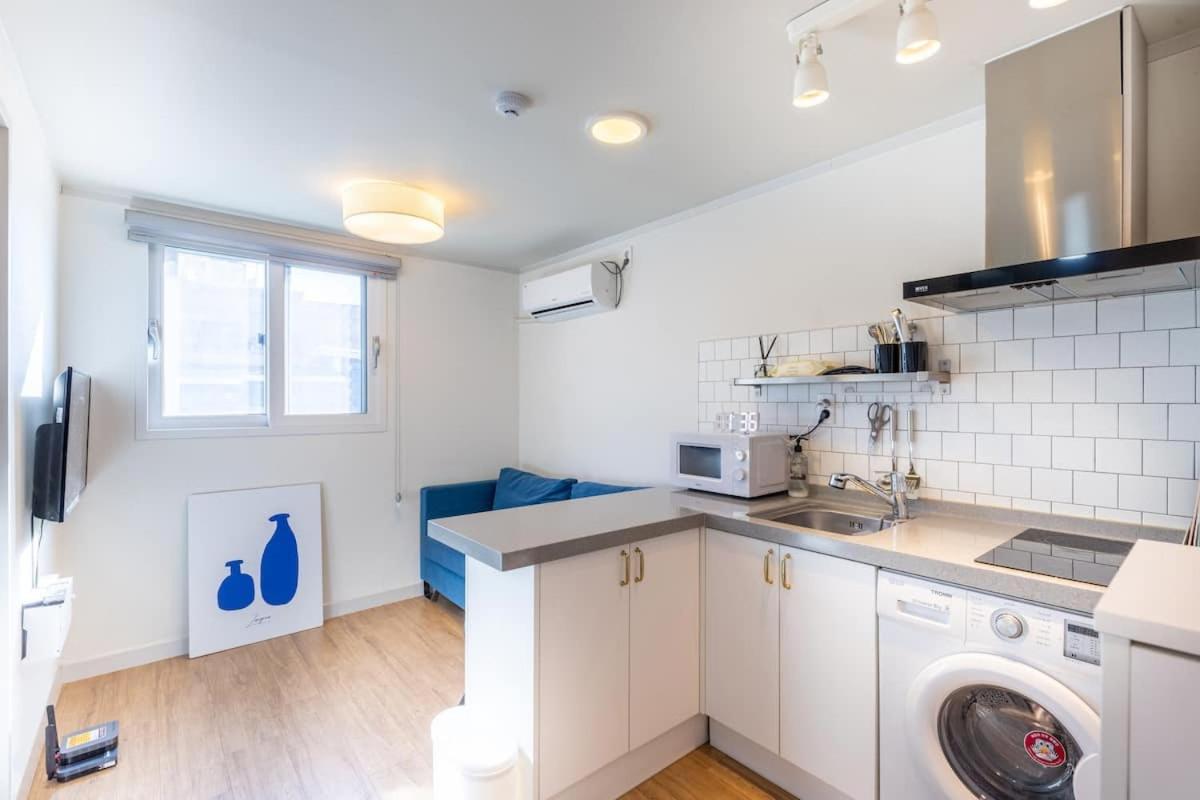 Apartment Modern House Across From Sinsa Garosu-gil, Internet Tv, Parking Available Seoul