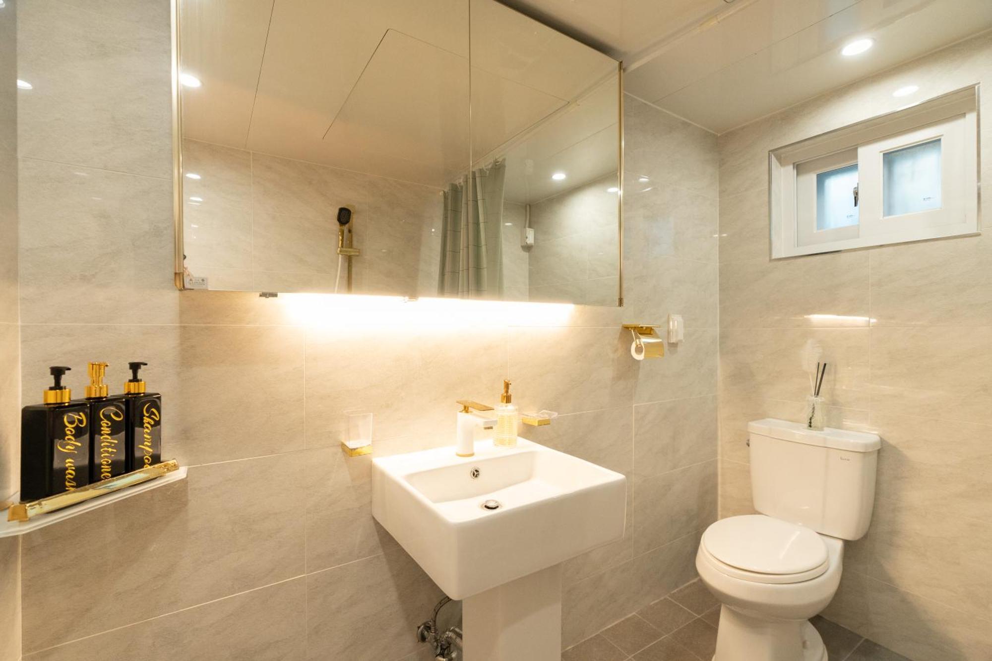 Apartment Cozy House- Yongsan, Itaewon, Noksapyeong Station, 2r3b Seoul