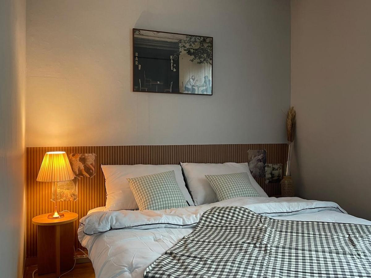 # Hongdae 10 Minutes # 4 For 12 People # Hongje Station 5 Minutes Apartment Seoul