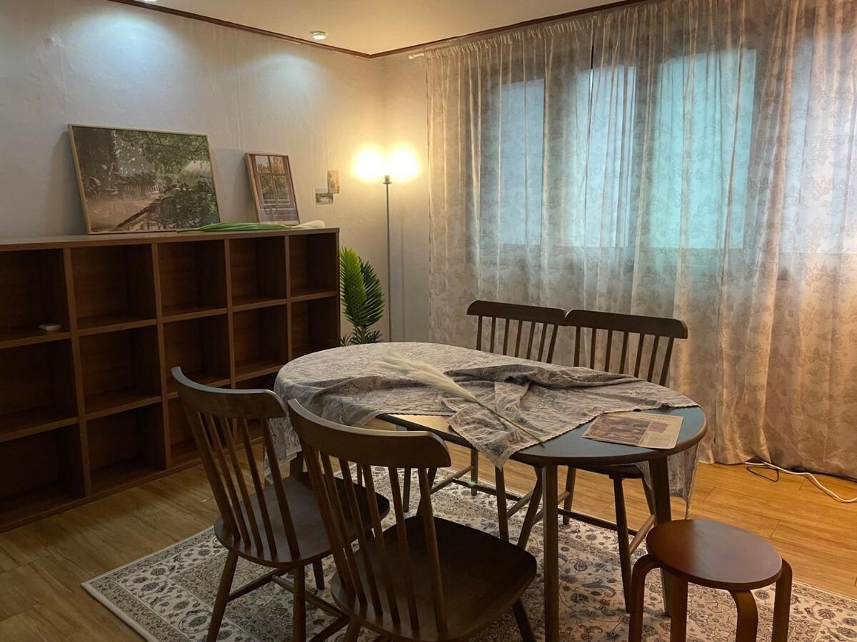# Hongdae 10 Minutes # 4 For 12 People # Hongje Station 5 Minutes Apartment