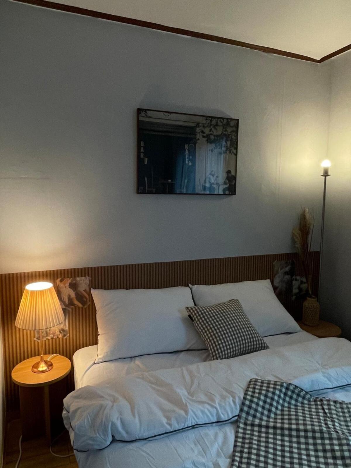 Apartment # Hongdae 10 Minutes # 4 For 12 People # Hongje Station 5 Minutes
