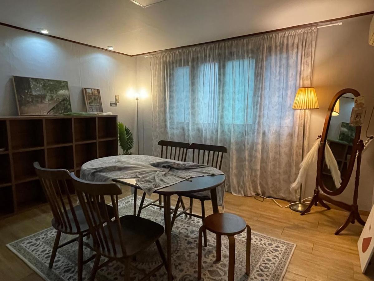# Hongdae 10 Minutes # 4 For 12 People # Hongje Station 5 Minutes Apartment