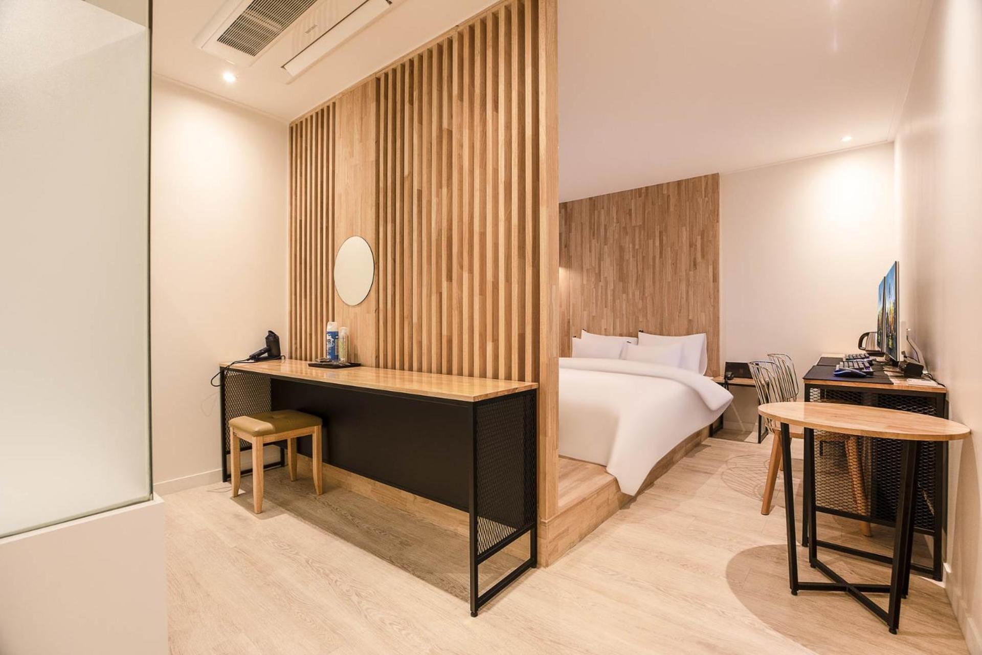 Hotel N *