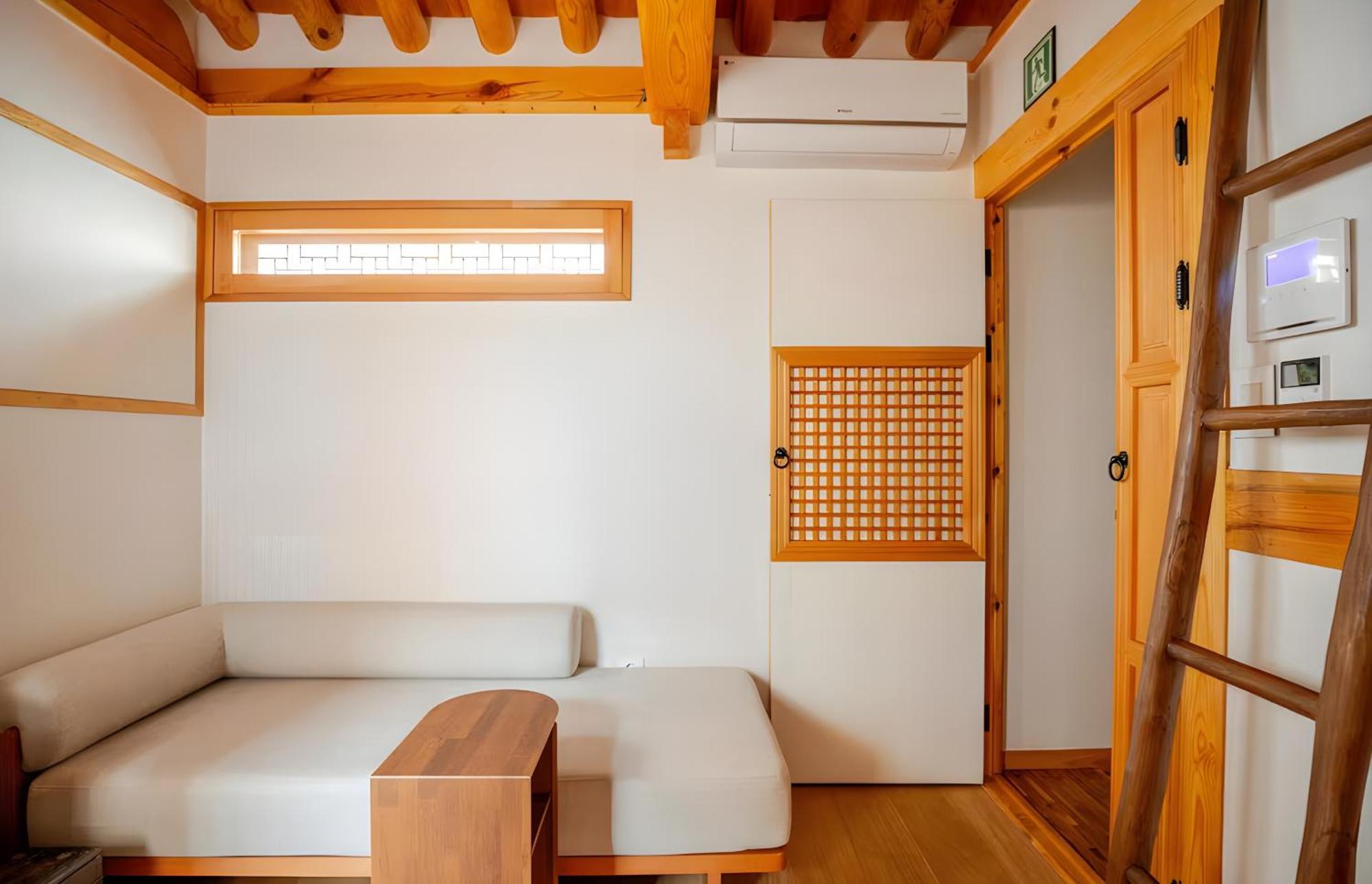 Numaru Two Exclusive Entire Hanoks In Seochon Villa *