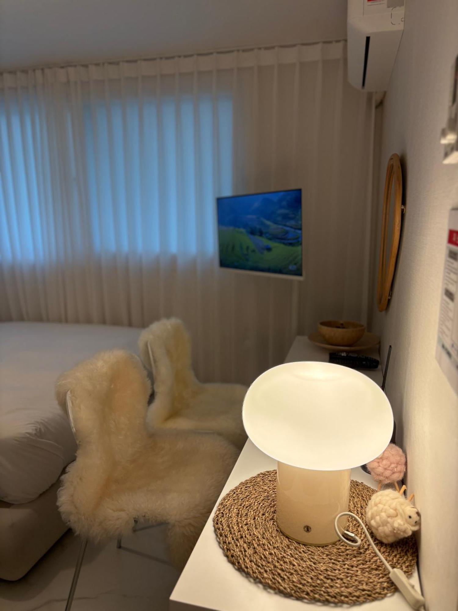 Modernstay Hongdae#mangwon Local Market 10mins, Hongdae, Airport Bus, Hanriver Park 10min,family Apartamento