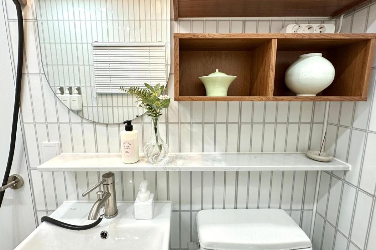 Poom Stay, Airport Bus, Cozy For Travelers,yeomchang Stn, Line9 Apartment *