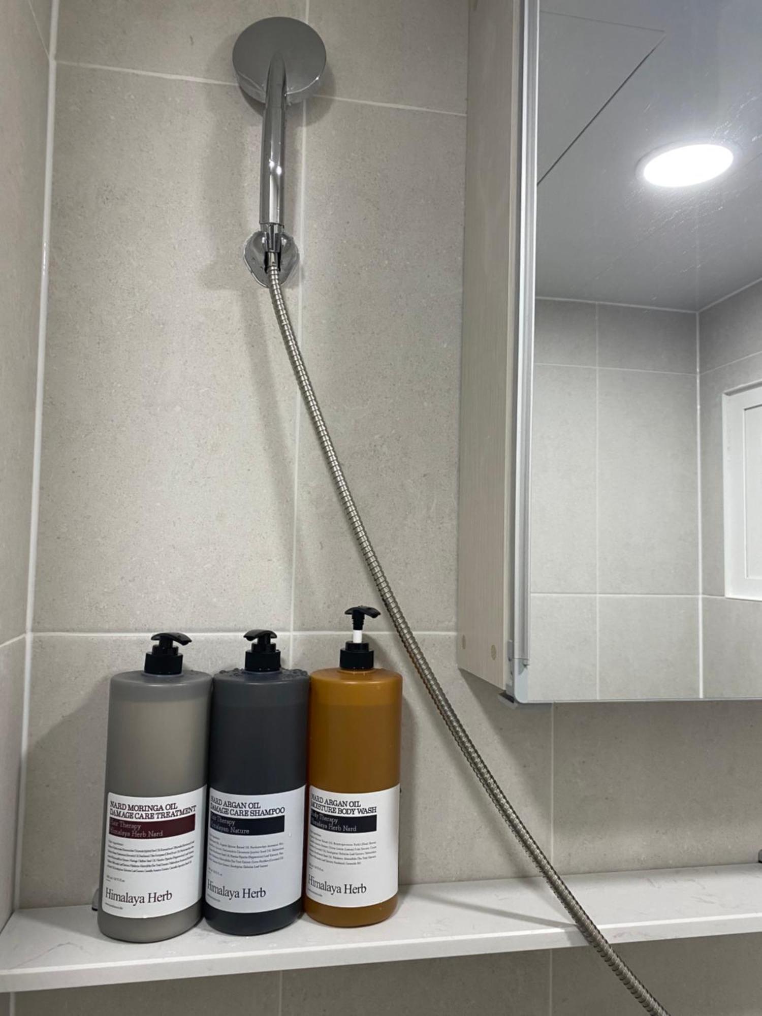 Sweethome, 2 & Beds By Kunkook Station Line2,7 Seoul