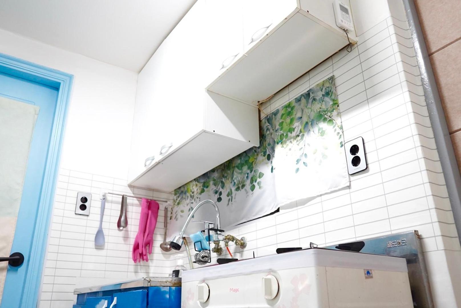 Hongdae 10min, Location *