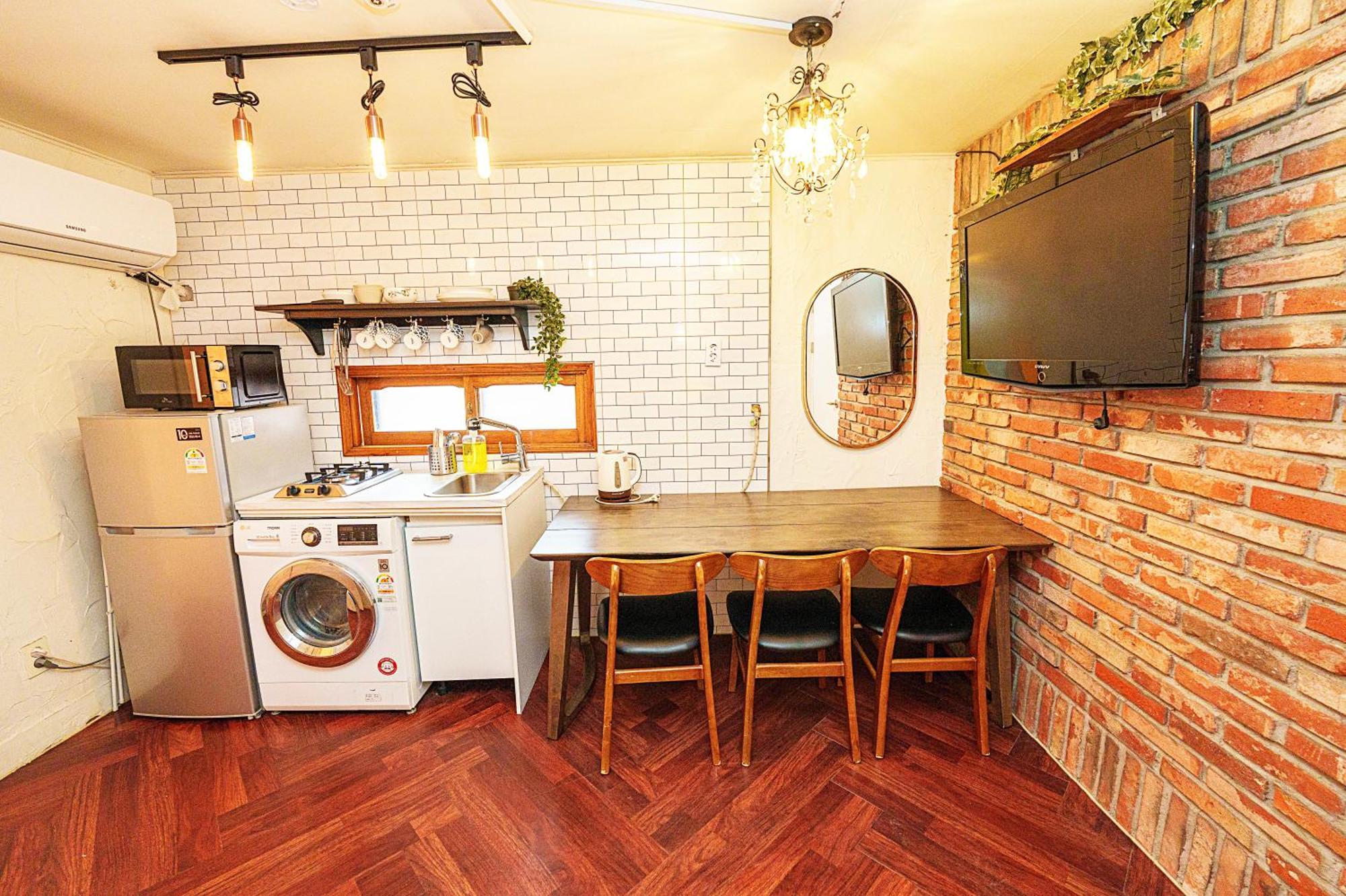 3-gu&anne House Hongdae 6room & 4bath House