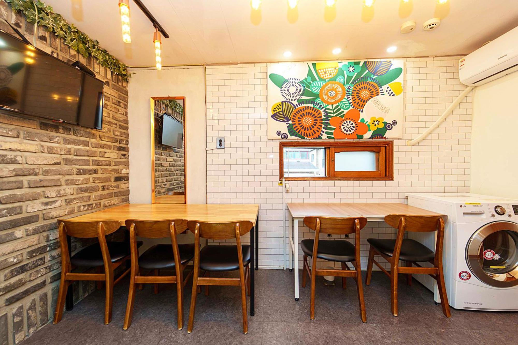 3-gu&anne House Hongdae 6room & 4bath House *