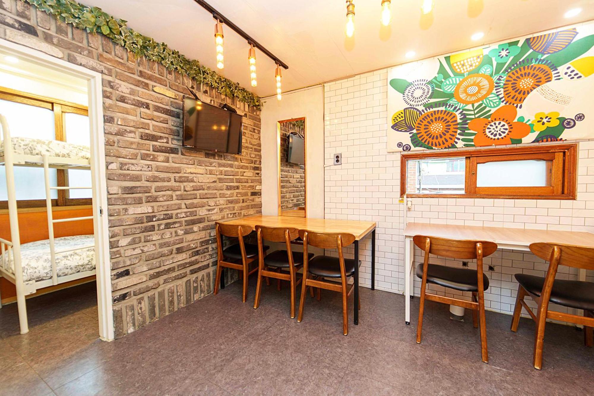 3-gu&anne House Hongdae 6room & 4bath House * Seul