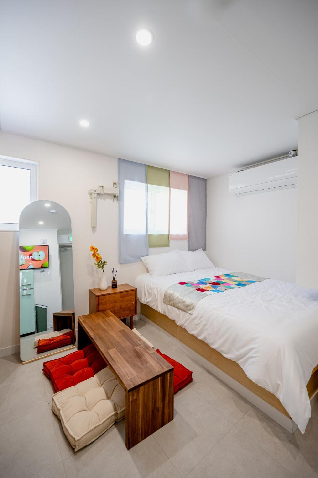 Ikseon Atelier Hostel