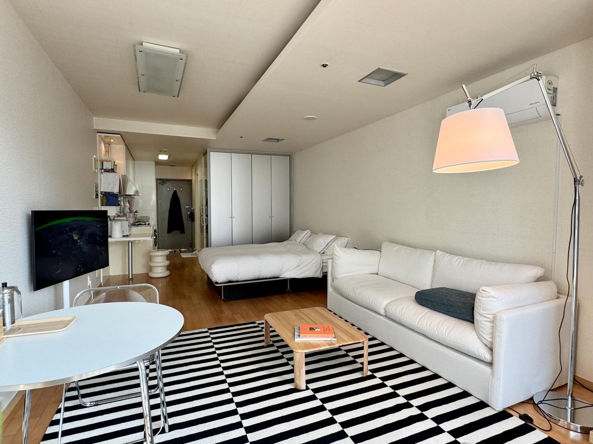 Gangnam Highrise 3 Min To Gangnam Station Apartment