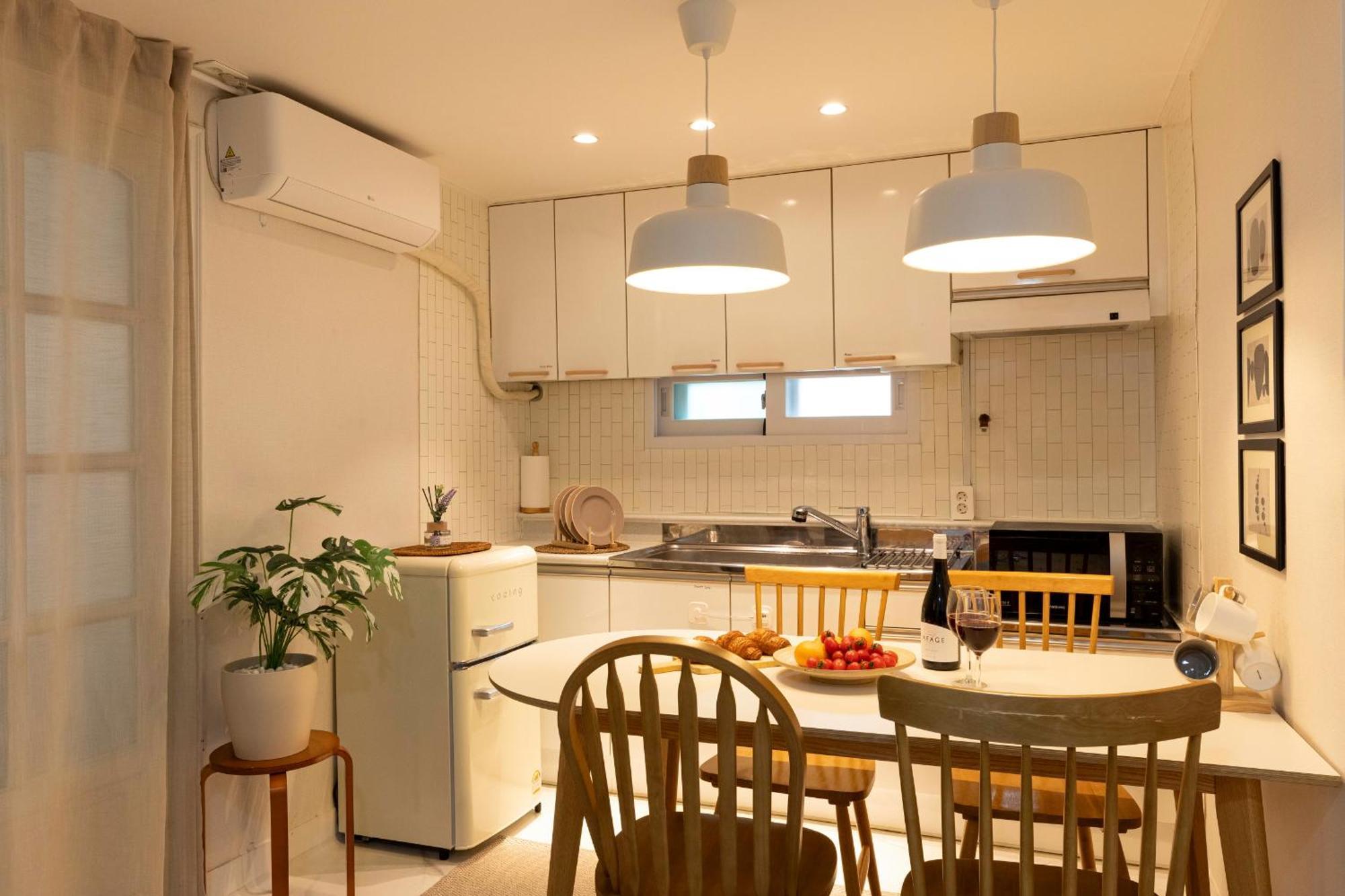 Apartment Modernstay Hongdae#mangwon Local Market 10mins, Hongdae, Airport Bus, Hanriver Park 10min,family