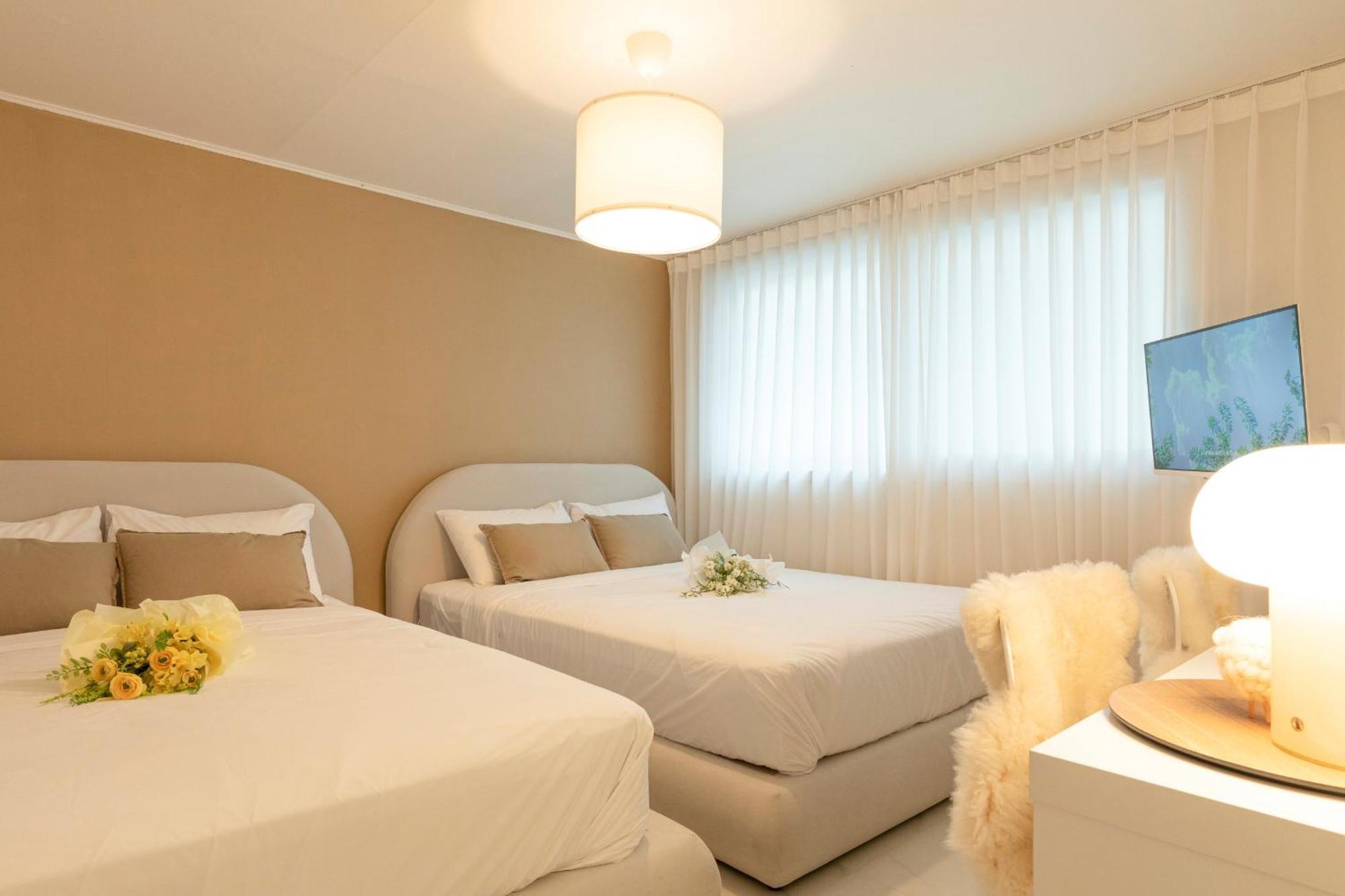 Apartment Modernstay Hongdae#mangwon Local Market 10mins, Hongdae, Airport Bus, Hanriver Park 10min,family Seoul