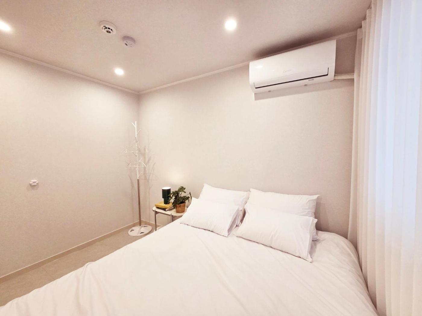 5-minute Walk From Hongdae Station, Hotel-style Bedding, 2 Rooms, Washer Dryer