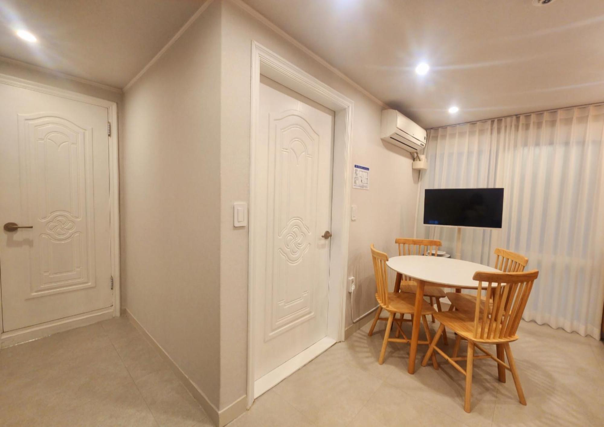 Apartamento 5-minute Walk From Hongdae Station, Hotel-style Bedding, 2 Rooms, Washer Dryer