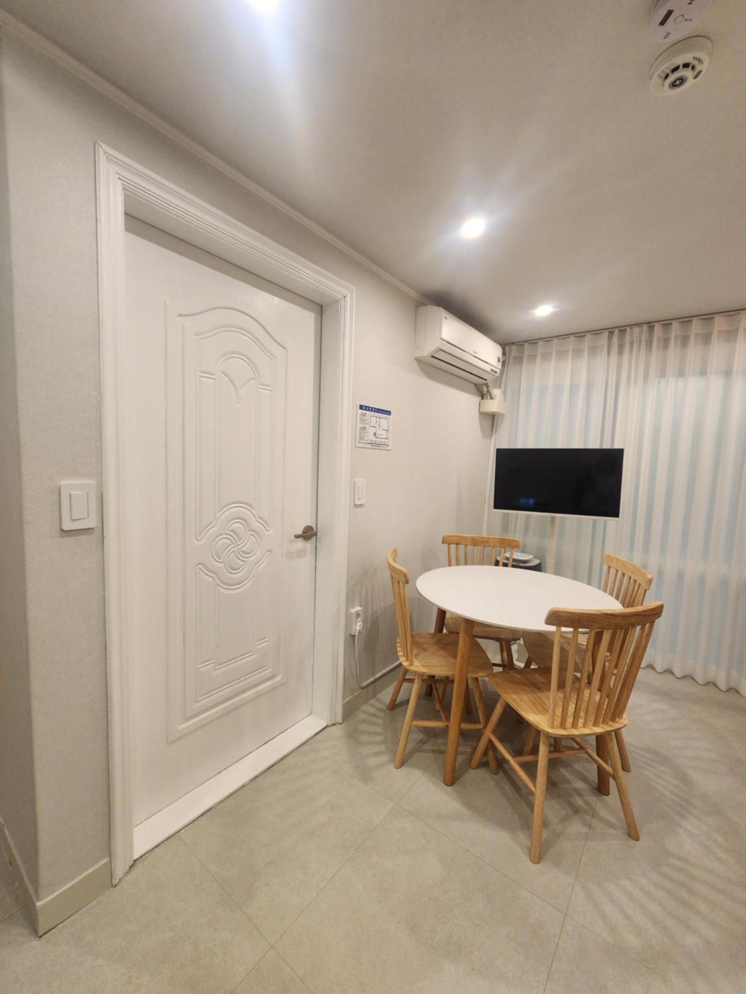 5-minute Walk From Hongdae Station, Hotel-style Bedding, 2 Rooms, Washer Dryer *