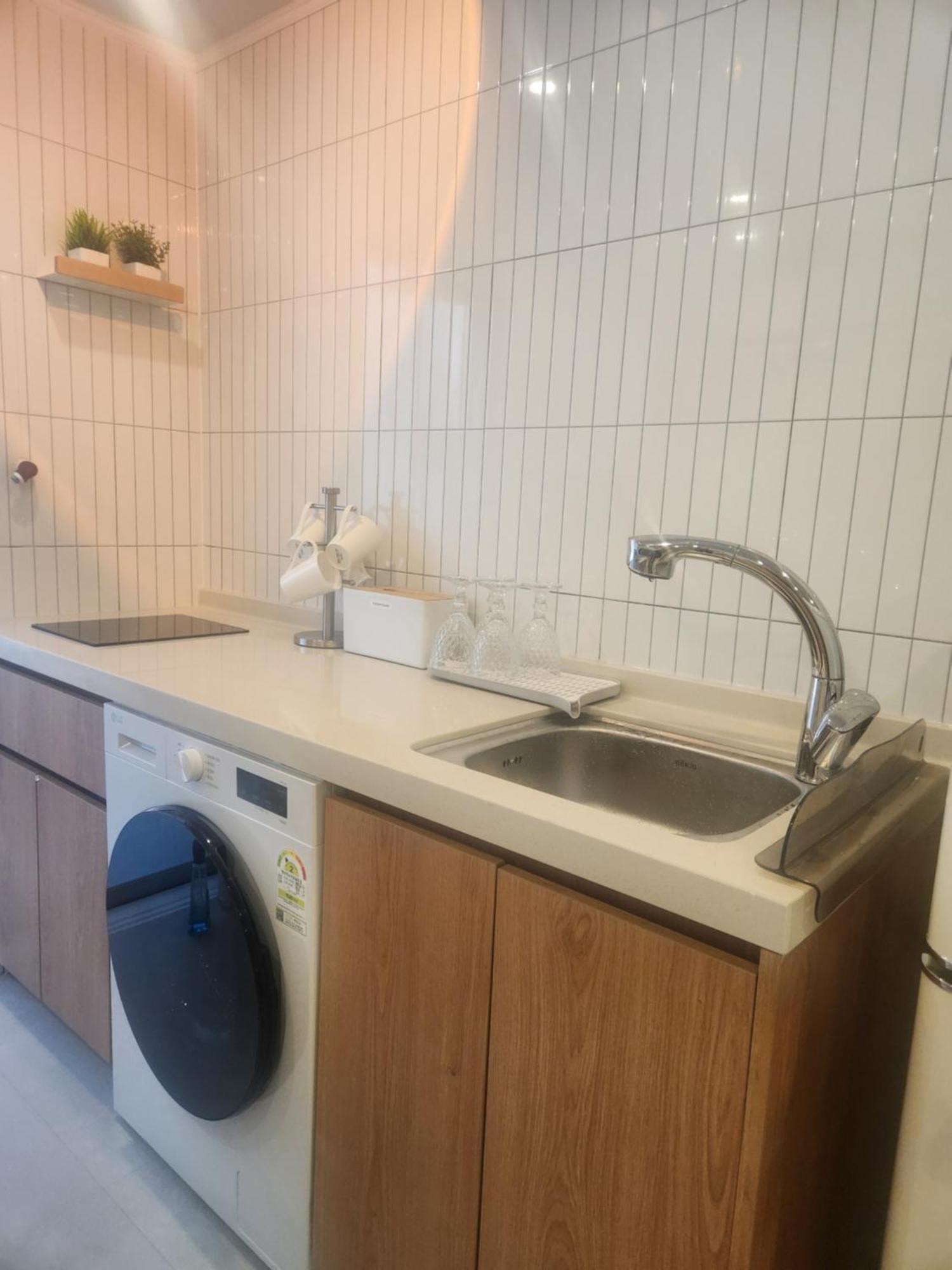 5-minute Walk From Hongdae Station, Hotel-style Bedding, 2 Rooms, Washer Dryer
