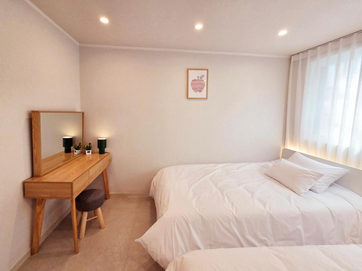 5-minute Walk From Hongdae Station, Hotel-style Bedding, 2 Rooms, Washer Dryer * Seul