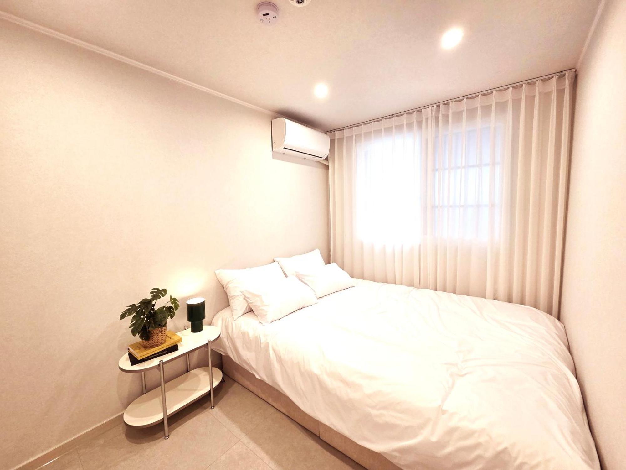 5-minute Walk From Hongdae Station, Hotel-style Bedding, 2 Rooms, Washer Dryer * Seul
